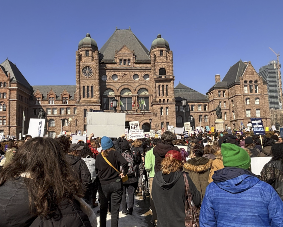 Photo of students protesting OSAP cuts at Queen's Park