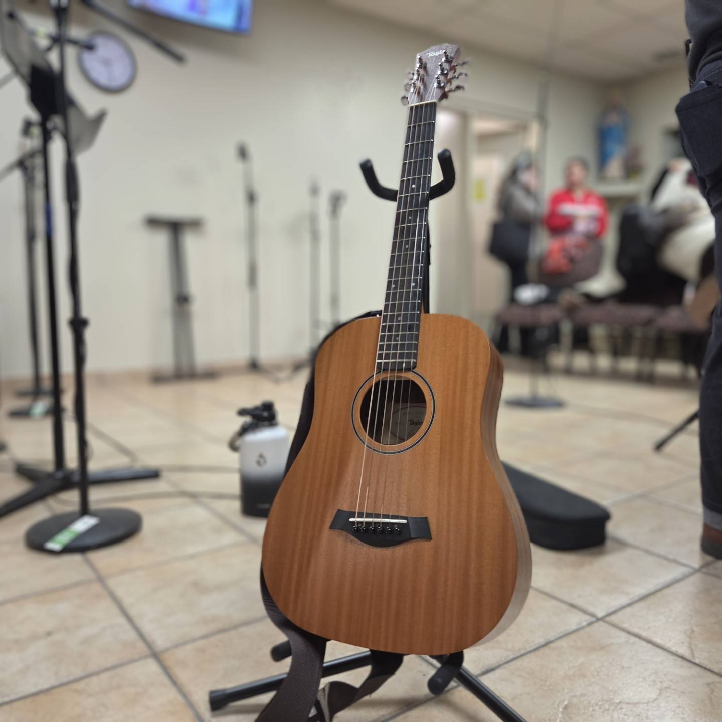 A guitar sitting on a stand.