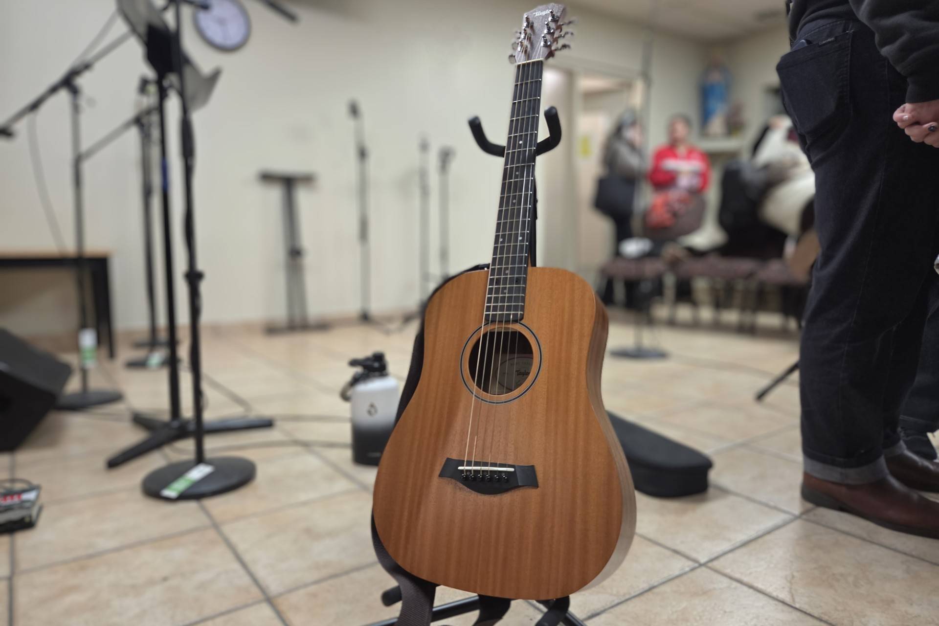 A guitar sitting on a stand.